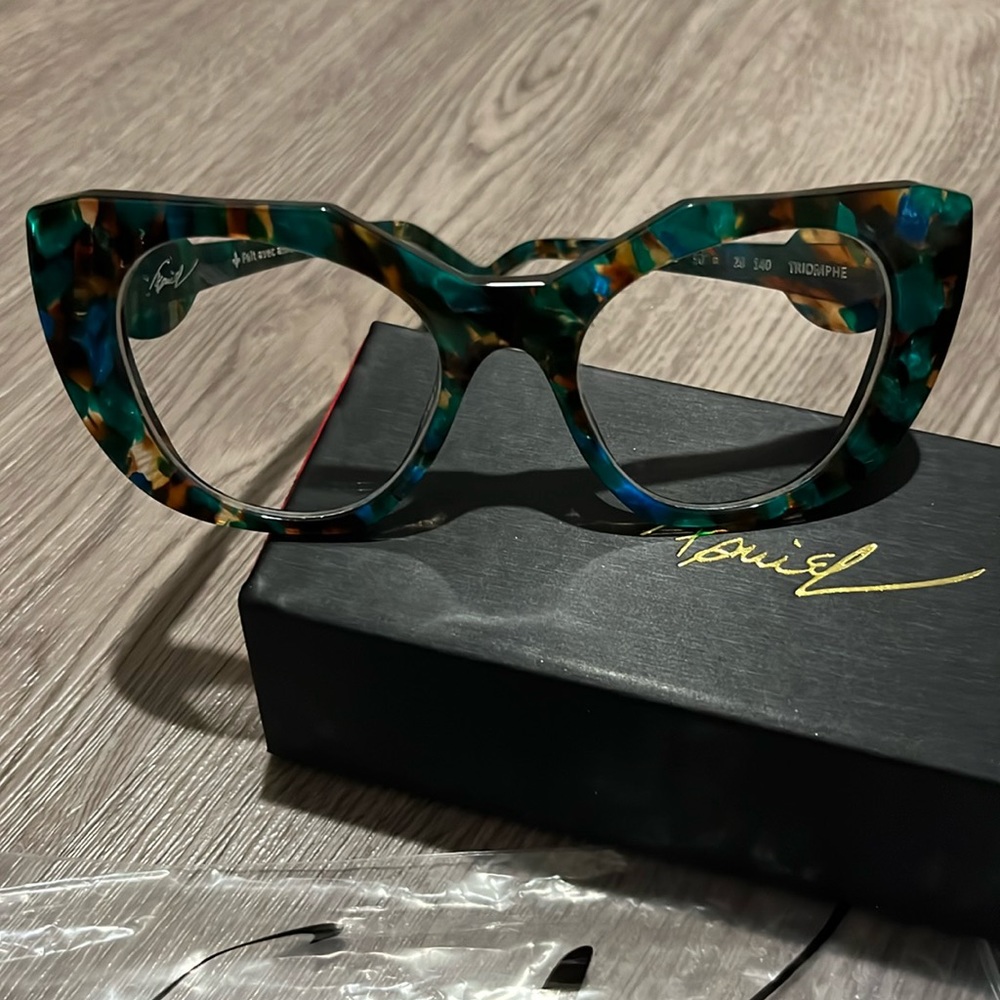 Eyeglass frame
